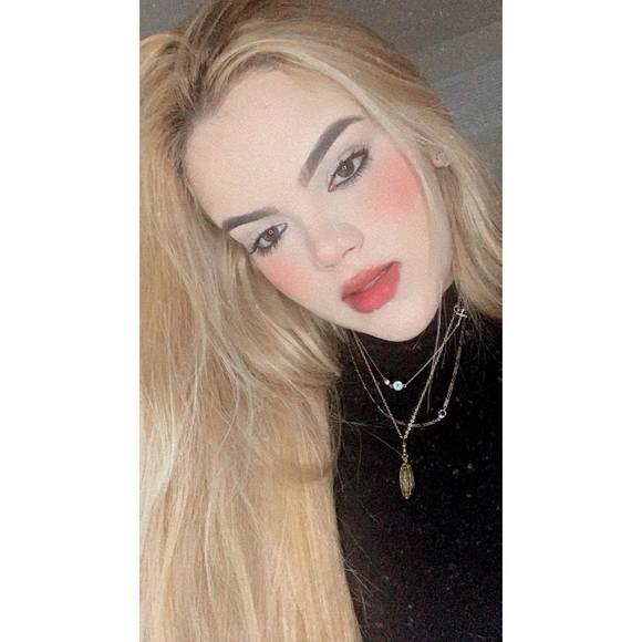 Meet your Posher, Nicole - Picture 1 of 1